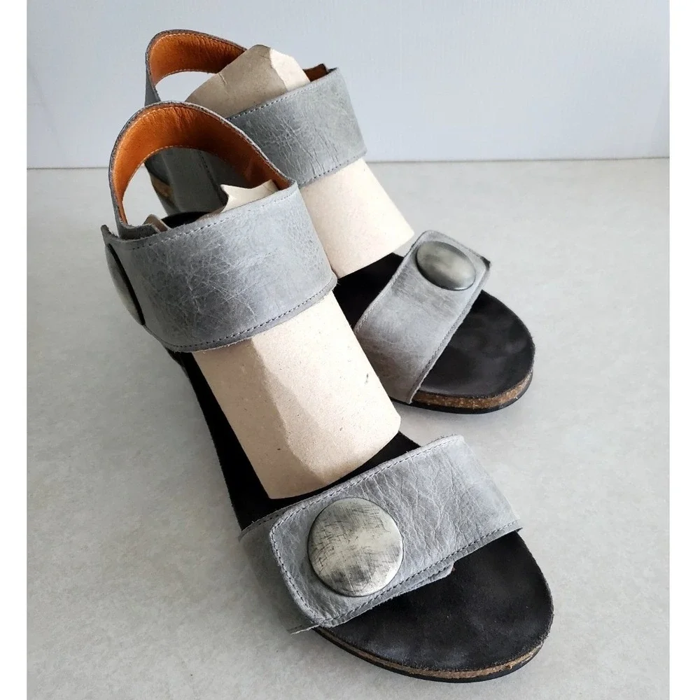 Taos Carousel Wedge Sandals Graphite Leather Medallion Comfort CAR-3209 9-9.5